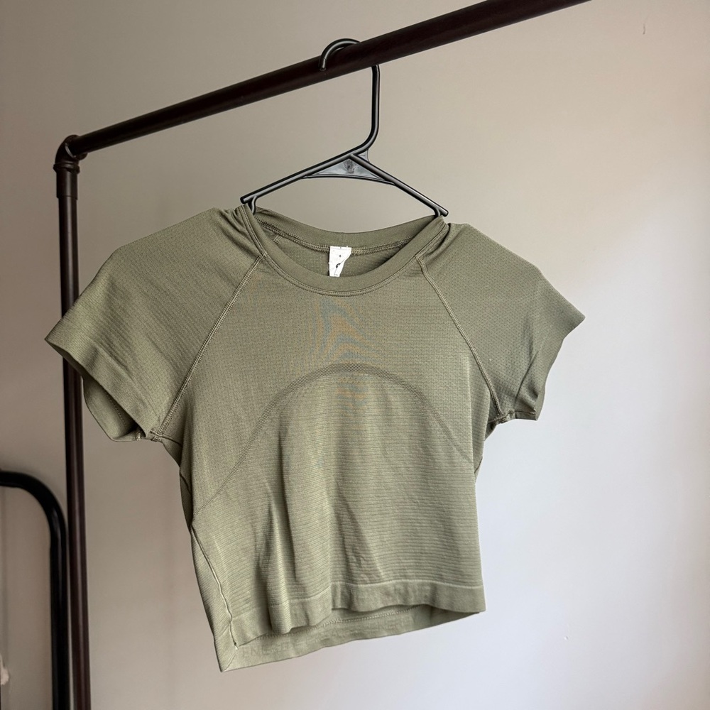 Swiftly Tech Cropped Short-Sleeve Shirt 2.0 olive green